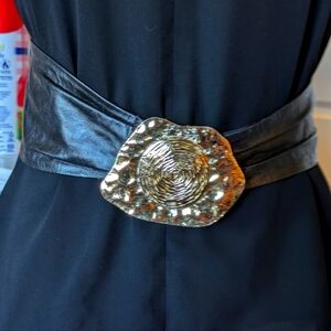 LEATHER SOFT WIDE BLACK BELT W/GOLD  BUCKLE ORNATE VINTAGEMEASURES 31''